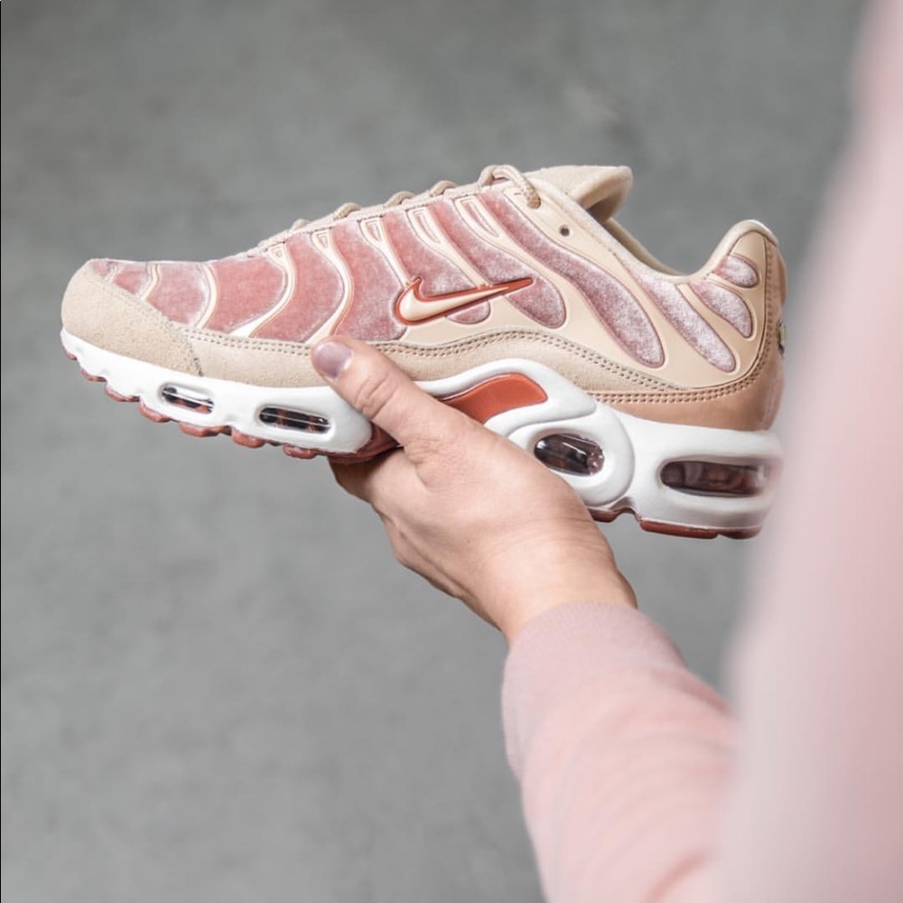 NWT Nike Air Max Plus LX velvet - Picture 2 of 8